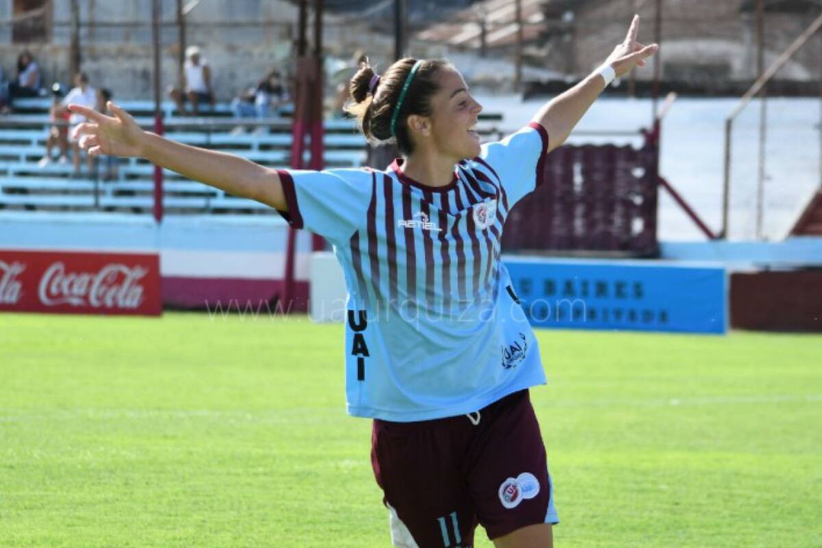Mariana Larroqueta delantera de UAI de Urquiza quien anotó el segundo gol de chilena en la goleada 9-0 de su equipo