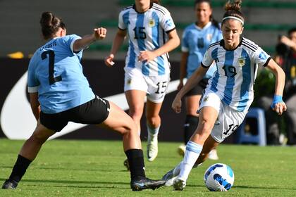 Mariana Larroquette (conduce la pelota) y Florencia Bonsegundo (de fondo) jugarán el segundo Mundial con la Argentina
