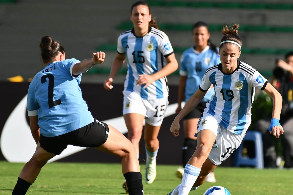 Mariana Larroquette (conduce la pelota) y Florencia Bonsegundo (de fondo) jugarán el segundo Mundial con la Argentina