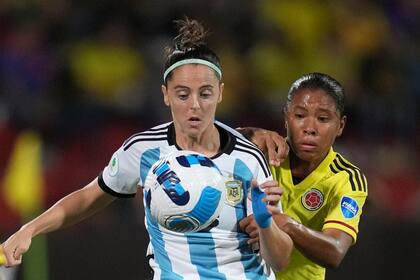 Mariana Larroquette estuvo muy sola y aislada en el ataque argentino y eso limitó las posibilidades de la selección ante Colombia
