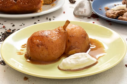 Mariana Mangiarotti propone usar el té chai para realizar un almíbar para las peras.