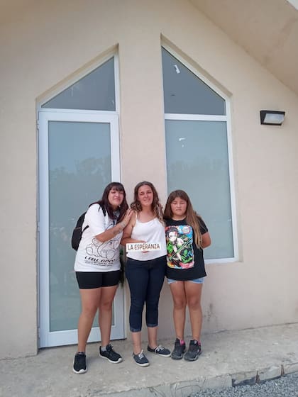 Mariana Molina, de 31 años, junto a sus dos hijas en la casa que desde el 23 de diciembre pasó a ser de ellas: "Estoy feliz porque sé que lo logré con mis méritos, mis esfuerzos y el de todas mis compañeras. Sola no la hubiera podido construir"