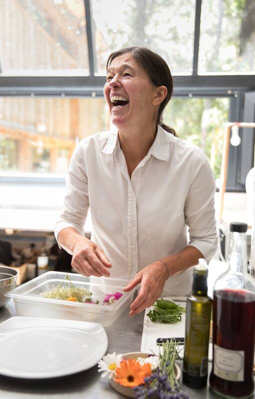 Mariana Müller, la cocinera que se animó a establecer alianzas de aromáticas, flores de sauco y dressings de creación propia.