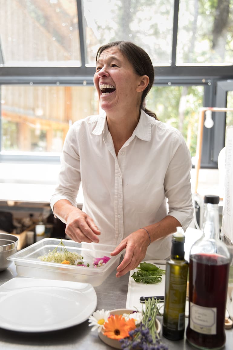 Mariana Müller, la cocinera que se animó a establecer alianzas de aromáticas, flores de sauco y dressings de creación propia.