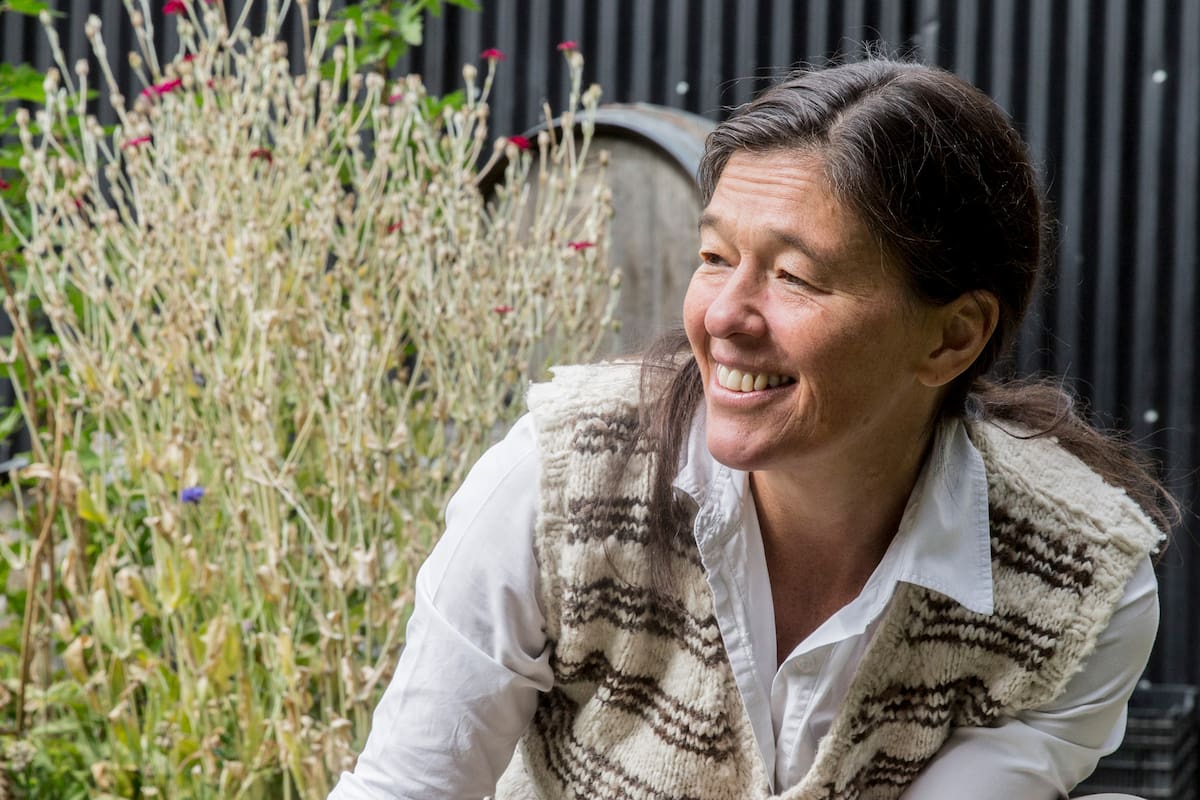 Mariana Müller, la cocinera que se animó a establecer alianzas de aromáticas, flores de sauco y dressings de creación propia.
