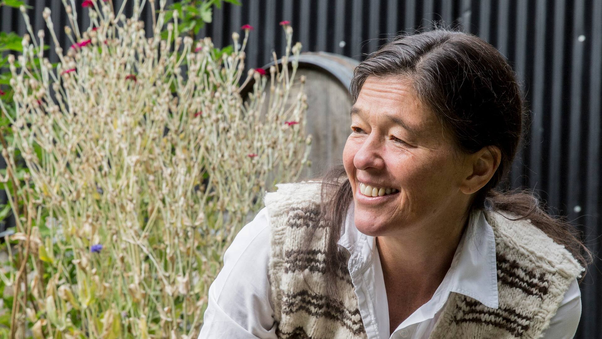 Mariana Müller, la cocinera que se animó a establecer alianzas de aromáticas, flores de sauco y dressings de creación propia.