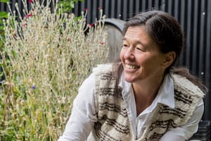 Mariana Müller, la cocinera que se animó a establecer alianzas de aromáticas, flores de sauco y dressings de creación propia.
