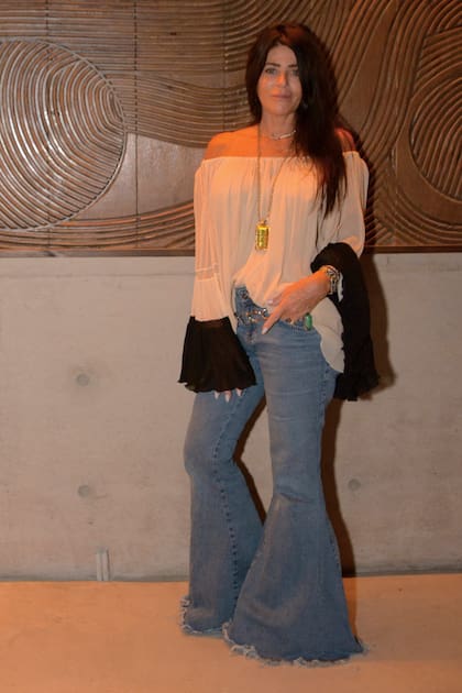 Mariana Muzlera, la mamá de Fran, lució una blusa de escote Bardot, con puños a contratono, y un jean pata de elefante. Remató su look con un collar dorado