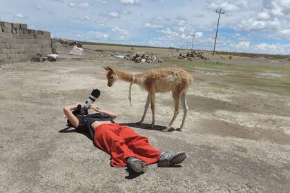 Mariana Roveda durante una de sus coberturas para la revista Lugares