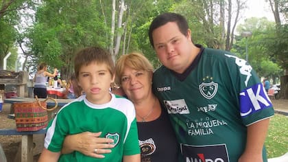 Mariana, sus dos hijos y la pasión por Sarmiento de Junín