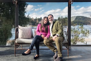 Mariana Trujillo Ruano y Pablo Quiven en el restaurante que tienen en Bariloche.