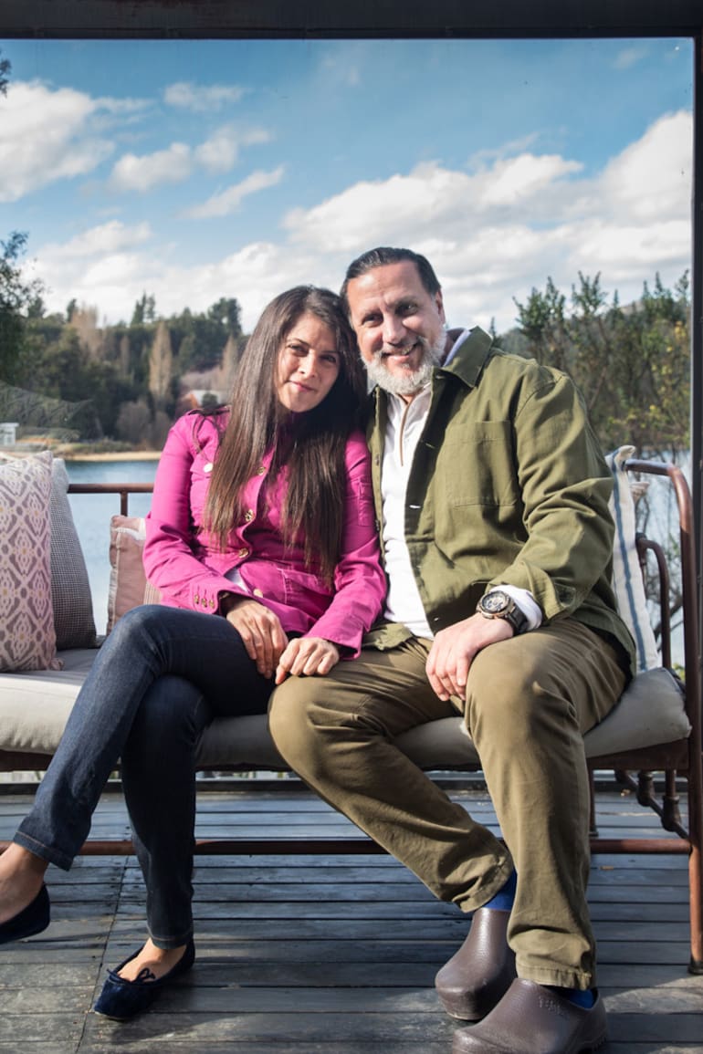 Mariana Trujillo Ruano y Pablo Quiven en el restaurante que tienen en Bariloche.