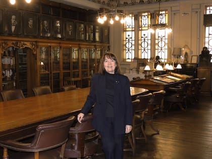 Mariana Vicat, responsable de cultura de la institución, posa en la biblioteca