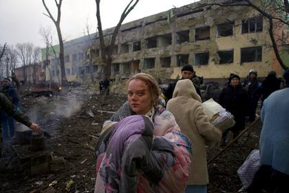 Mariana Vishegirskaya frente a un hospital de maternidad que resultó dañado por los bombardeos en Mariupol, Ucrania, el miércoles 9 de marzo de 2022.