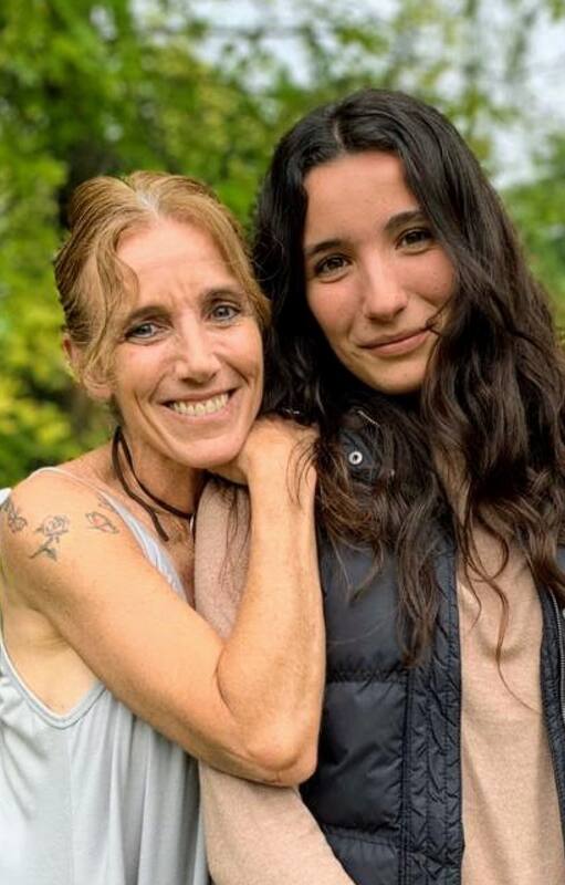 Mariana y Olivia, la esposa e hija del Gato Dumas