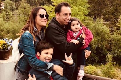Mariana y su marido, junto a Francisco (izquierda) y Lucía