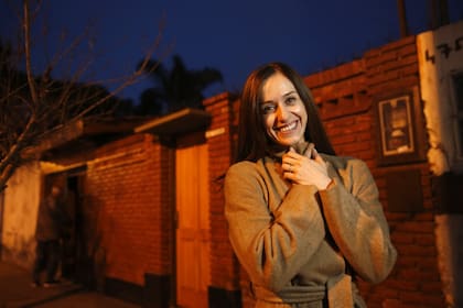 En la puerta de la casa de su infancia, donde vivió hasta que se fue del país para radicarse en Londres