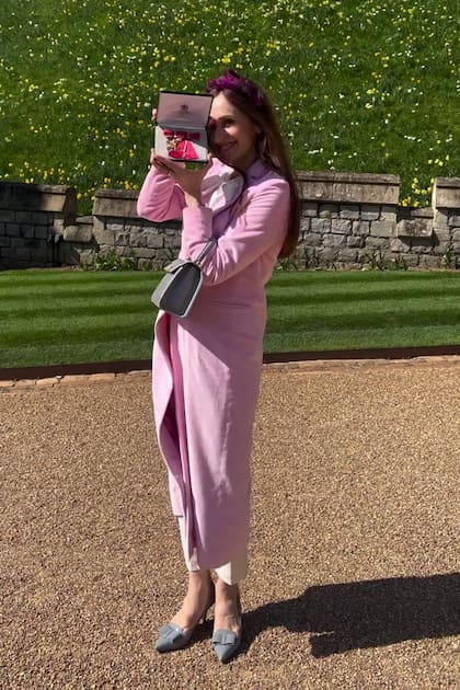 Marianela muestra la medalla de su OBE (las siglas de Orden del Imperio Británico, en inglés), en las afueras del castillo de Windsor. Eligió cuidadosamente su ropa para ese gran día e hizo un guiño a la Casa Real con su minicartera Launer, que era la marca favorita de Isabel II: “Mi homenaje a nuestra difunta y amada reina Isabel”, explicó.