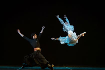 Marianela Nuñez con el Ballet Folklórico Nacional cerraron anoche la gala solidaria en San Martín