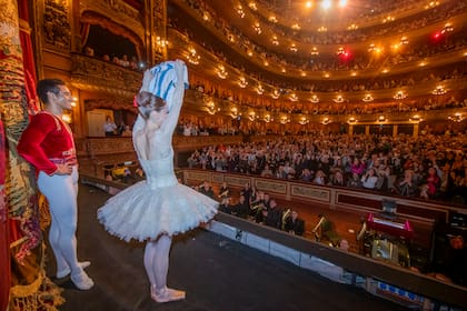 Marianela Núñez, en la última función de "Don Quijote" que bailó a comienzos de este mes en el Teatro Colón; el espectáculo terminó con una ovación de pie y escenas de euforia dentro y fuera de la sala