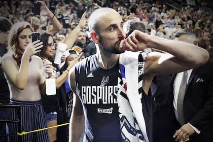 Marianela Oroño se sumó a la enorme cantidad de personas que saludaron al basquetbolista bahiense en el día en que anunció su retiro