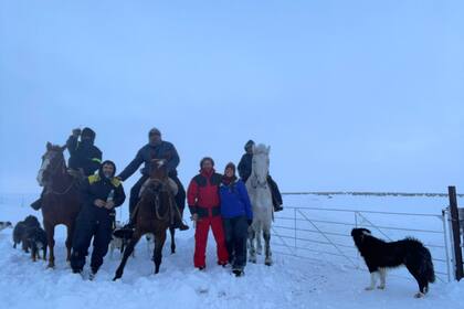 Mariángeles Del Río junto a su pareja, Simón Avendaño, y su equipo del campo que completaron el arreo de 9000 ovejas