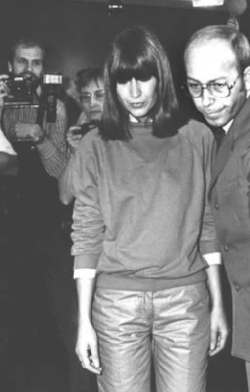 Marianne Bachmeier es escoltada hasta su asiento a través de una multitud de fotógrafos en el juicio por el asesinato de Grabowski (Foto de Cornelia Gus/picture alliance vía Getty Images)