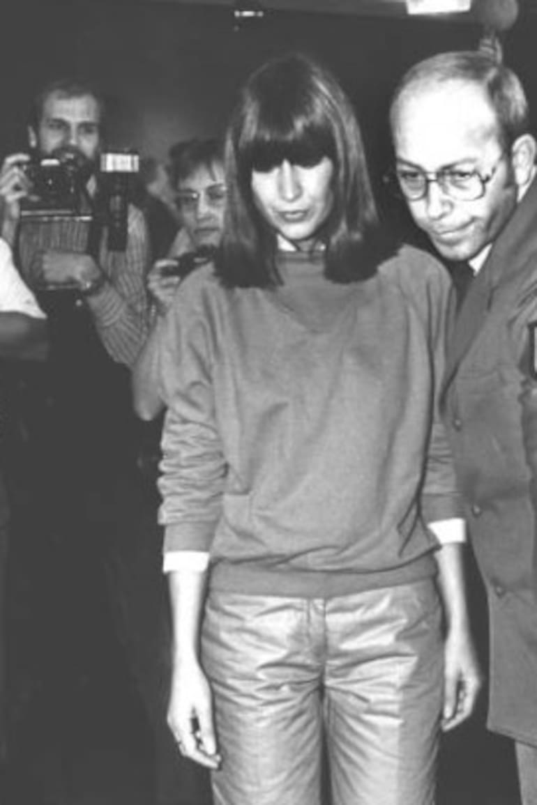 Marianne Bachmeier es escoltada hasta su asiento a través de una multitud de fotógrafos en el juicio por el asesinato de Grabowski (Foto de Cornelia Gus/picture alliance vía Getty Images)