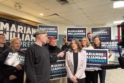 Marianne Williamson, la activista, autora y gurú que quiere ser presidenta de EE.UU.