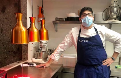 Mariano Muñoz con el barbijo que sella la nueva normalidad, en su cocina.