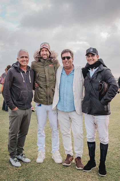 Mariano Aguerre, Polito Pieres (con parka con cuello de piel y piluso de lana), Alfredo Goti y Juan Pepa, en plena charla.