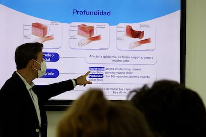 Mariano Allende, Subgerente médico de Urgencias de OSDE, brindando un curso gratuito en la Facultad de Medicina de la USAL.
