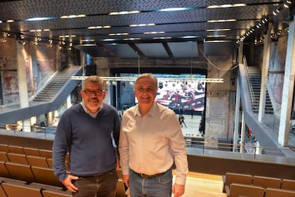 Mariano Almada y Martín Llaryora recorrieron el flamante Teatro Comedia, que reabre este miércoles