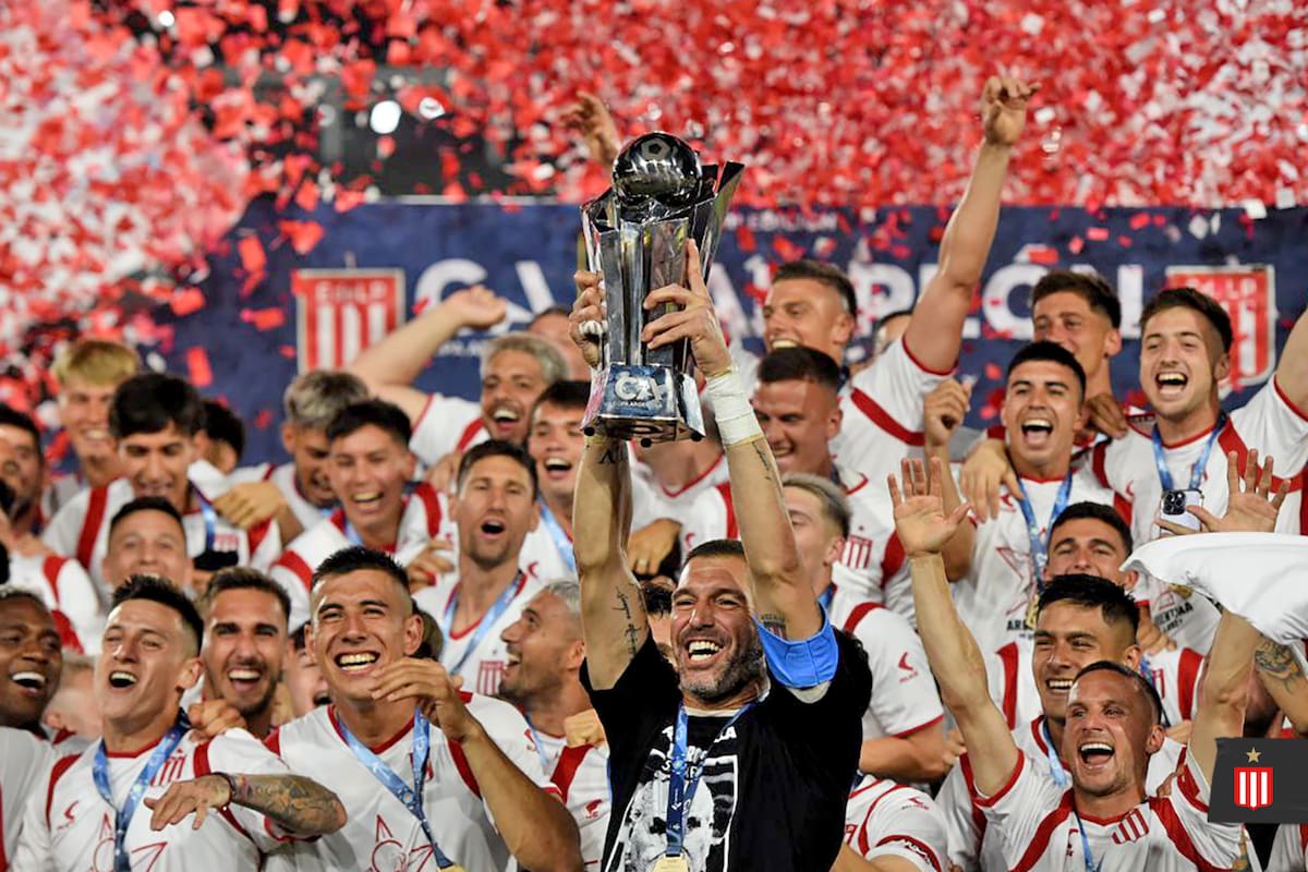Mariano Andújar, quizá en su último partido como profesional, levantó el trofeo de la Copa Argentina como capitán de Estudiantes de La Plata