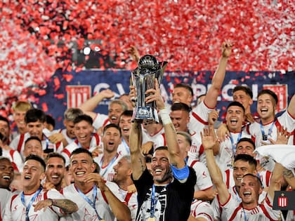Mariano Andújar, quizás en su último partido como profesional, levantó el trofeo de la Copa Argentina de Estudiantes