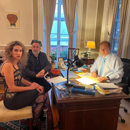 Mariano Cabrera junto a al cónsul argentino en Nueva York.