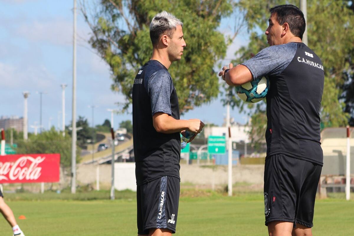 Mariano Campodónico, exdelantero del fútbol de ascenso y actual ayudante de campo de Israel Damonte en Huracán, dio positivo de coronavirus junto a su familia.