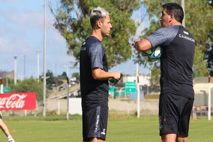 Mariano Campodónico, exdelantero del fútbol de ascenso y actual ayudante de campo de Israel Damonte en Huracán, dio positivo de coronavirus junto a su familia.