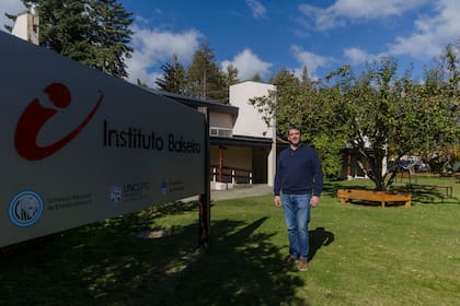 Mariano Cantero, director del Instituto Balseiro, delante del manzano recuperado