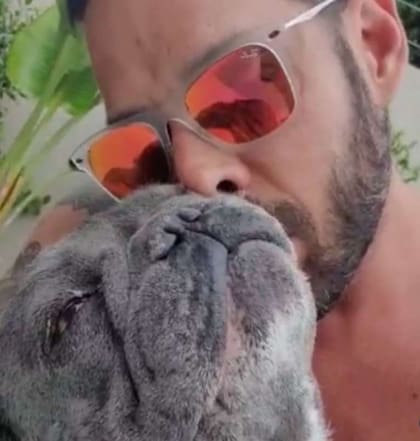 Mariano Caprarola junto a su perro Benicio
