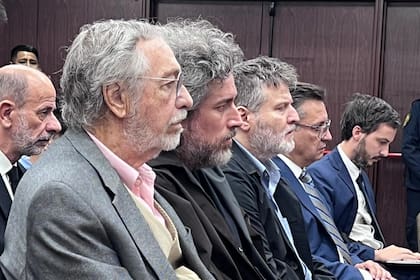 Mariano Cohn en el inicio del juicio, entre Luis Brandoni y Gastón Duprat