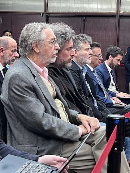 Mariano Cohn en el inicio del juicio. Junto a él, Luis Brandoni, uno de los artistas que prestó su voz para el relato en off del documental y su inseparable socio Gastón Duprat