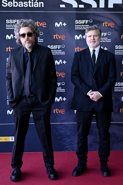 Mariano Cohn y Gastón Duprat posaron para los fotógrafos en la alfombra roja de San Sebastián