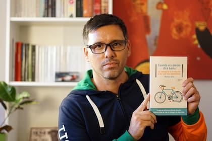 Mariano decidió compartir su experiencia y bucear en las bases científicas de la depresión en el libro Cuando el cerebro dice basta. La trampa de la evolución o por qué nos deprimimos (Editorial Plataforma)