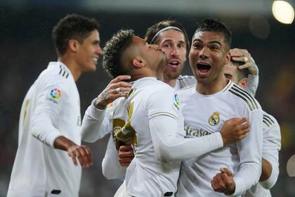 Mariano es abrazado por sus compañeros, tras el 2-0 de Real Madrid ante Barcelona en el último clásico