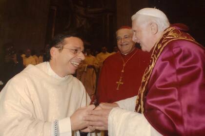Mariano Fazio junto a Benedicto XVI