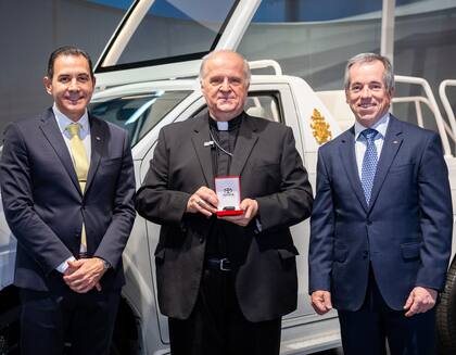Mariano Fernández, presidente del Concesionario Kansai, Michael Wallace Banach, monseñor en representación de la Santa Sede y Gustavo Salinas, presidente de Toyota Argentina