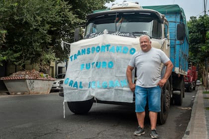 Mariano Gorosito, junto a su camión