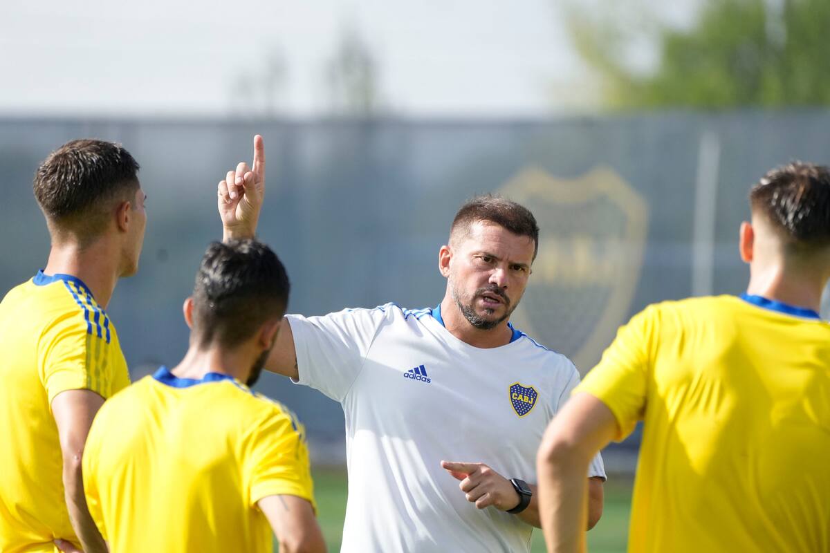 Mariano Herrón, al frente de la práctica de Boca en el predio de Ezeiza