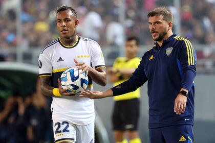 Mariano Herrón debió actuar de DT interino varias veces durante la gestión del Riquelme-dirigente
